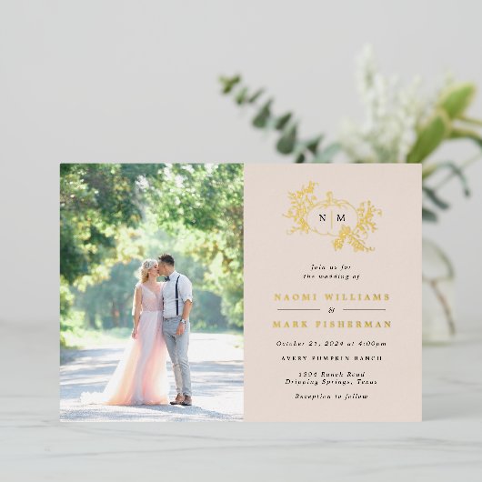 Pumpkin Vines Monogram Weddenschap Folie Uitnodigi Folie Uitnodiging (Staand Voorkant)