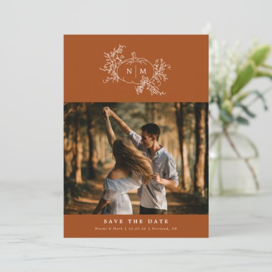 Pumpkin Vines Monogram Weddenschap Save The Date (Staand voorkant)