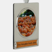 Pumpkins and Mums Autumn Harvest Photography Verzilverd Banner Ornament (Rechts)