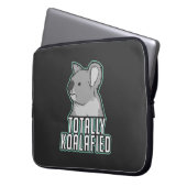 Pun - Totaal Koalafied Laptop Sleeve (Voorkant Links)
