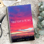 Punch Today in Face Hot Pink Harbour Sunrise Planner<br><div class="desc">"Straf vandaag in het gezicht." Het is goed om de dag uit te zwaaien en klaar te zijn om alles op uw weg te nemen. Geniet van dit opvallende, mooie, warme roze, blauwe en paarse afbeelding van een Californische havenzonsopgang wanneer je deze prachtige, verbluffende fotografie gebruikt, op maat gesneden jaarlijkse...</div>