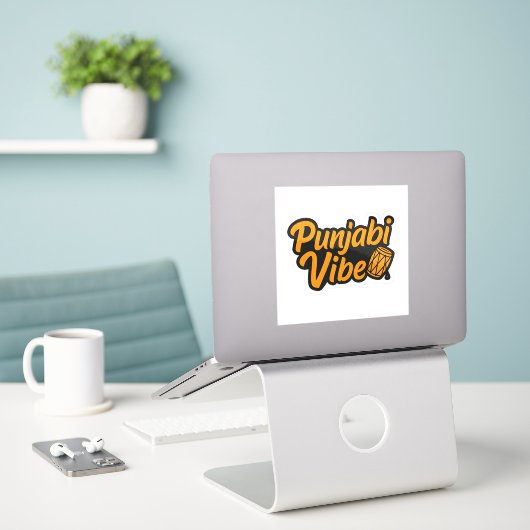 Punjabi Vibe – Desi Swag Sticker (Laptop op bureau)