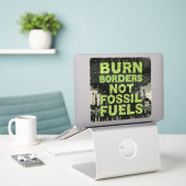 Punk Ecologie Flyer - 'Verbrand grenzen, niet foss Sticker (Laptop op bureau)