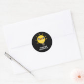 Puns is heerlijk Funny Bulb Pun Dark BG Ronde Sticker (Envelop)
