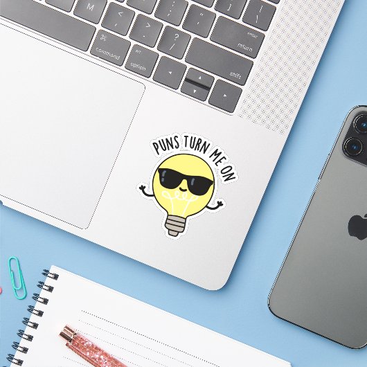 Puns zet me op Funny Light Bulb Sticker (Laptop met iPhone)