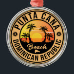 Punta Cana Dominican Beach  Retro Metalen Ornament<br><div class="desc">Punta Cana Dominican Republic ontwerpt in Vintage Travel-stijl met een palmboom op het strand met oceaan en lucht.</div>
