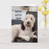 PUP HELPS ZEGGEN **HAPPY BIRTHDAY TWIN* KAART (Gele Bloem)