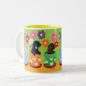 Puppies van de labrador van de bloem tweekleurige koffiemok (Voorkant links)