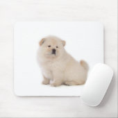 puppup hond met een schattige witte chow muismat (Met muis)