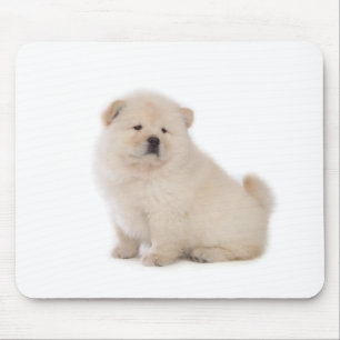 puppup hond met een schattige witte chow muismat