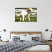 Puppy dat in de sneeuw speelt canvas afdruk (Insitu (Slaapkamer))
