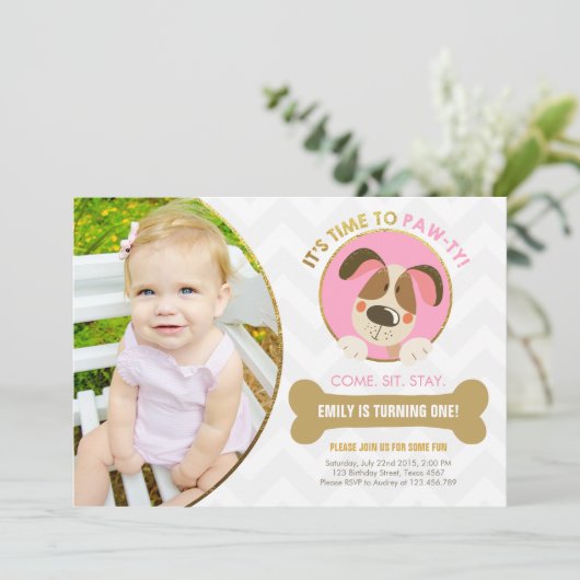 Puppy dog-uitnodiging roze en Gold Paw-ty Kaart (Staand voorkant)