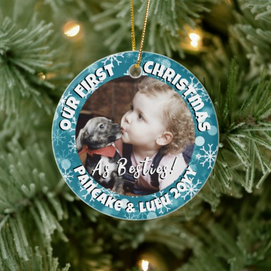 Puppy en baby's 1e kerstfoto blauwe sneeuw keramisch ornament (Boom)