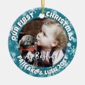 Puppy en baby's 1e kerstfoto blauwe sneeuw keramisch ornament (Voorkant)