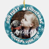 Puppy en baby's 1e kerstfoto blauwe sneeuw keramisch ornament (Achterkant)