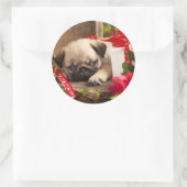 Puppy en cadeaudoos ronde sticker (Tas)