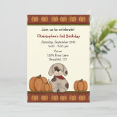 Puppy en pompoenen Herfst Verjaardag Uitnodiging (Staand voorkant)