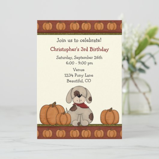Puppy en pompoenen Herfst Verjaardag Uitnodiging (Staand voorkant)