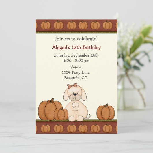 Puppy en pompoenen Herfst Verjaardag Uitnodiging (Staand voorkant)