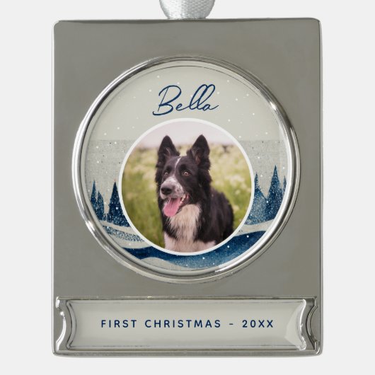 Puppy First KerstWinter Forest Dog Foto Verzilverd Banner Ornament (Voorkant)