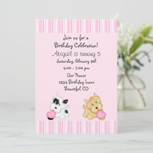 Puppy hond en harten verjaardagsuitnodiging voor m kaart (Staand voorkant)