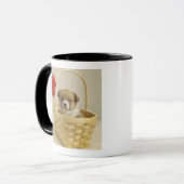 Puppy in een mandje mok (Voorkant links)