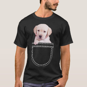 Puppy in een poot-ocket gouden labrador pop in een t-shirt
