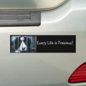 puppy in kooi, Elk leven is kostbaar. Bumpersticker (Op auto)