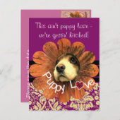 Puppy Love Peking Out of a Flower Aankondigingskaart (Voorkant / Achterkant)