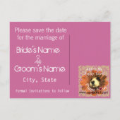 Puppy Love Peking Out of a Flower Aankondigingskaart (Achterkant)