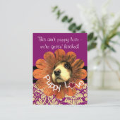 Puppy Love Peking Out of a Flower Aankondigingskaart (Staand voorkant)