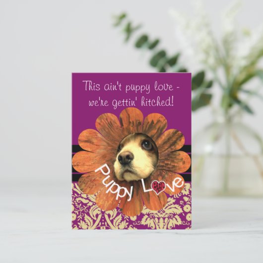 Puppy Love Peking Out of a Flower Aankondigingskaart (Staand voorkant)