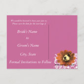 Puppy Love Peking Out of a Flower Aankondigingskaart (Achterkant)