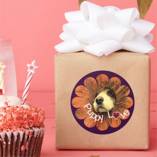 Puppy Love Peking Out of a Flower Ronde Sticker (Feest)