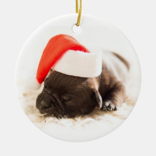 Puppy met Santa Hat op witte achtergrond Keramisch Ornament (Voorkant)