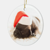 Puppy met Santa Hat op witte achtergrond Keramisch Ornament (Links)