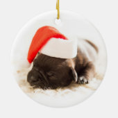 Puppy met Santa Hat op witte achtergrond Keramisch Ornament (Achterkant)