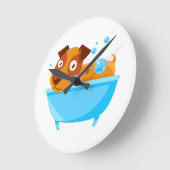 Puppy neemt een bubbelbad in een buisje ronde klok (Hoek)