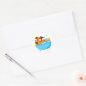 Puppy nemen een bubbelbad in bad ronde sticker (Envelop)