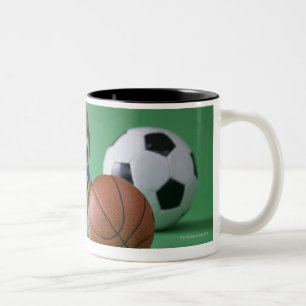 Puppy omringd door sportballen tweekleurige koffiemok
