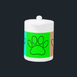 Puppy Paws op vierkante plaatsen bevestigen Theepot<br><div class="desc">Een schattig patroon van zwarte hondenpootafdrukken in vierkantjes van verschillende kleuren. Oorspronkelijk decoratief ontwerp.</div>
