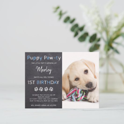 Puppy Pawty Chalkboard Blue Dog Birthday Uitnodiging Briefkaart (Staand voorkant)