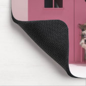 Puppy peering uit het huis van de pop muismat (Hoek)