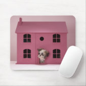 Puppy peering uit het huis van de pop muismat (Met muis)