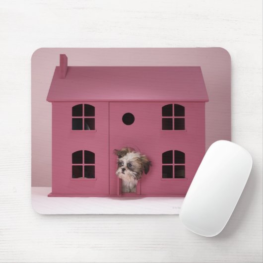 Puppy peering uit het huis van de pop muismat (Met muis)