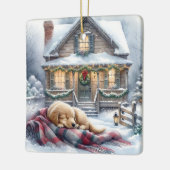 Puppy slaapt op feestelijke veranda Kerstmis Keramisch Ornament (Links)