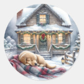 Puppy slaapt op feestelijke veranda Kerstmis Ronde Sticker (Voorkant)