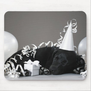 Puppy slapen in feestversieringen muismat