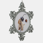 Puppy speelt in sneeuw tin sneeuwvlok ornament (Links)