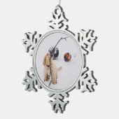 Puppy speelt in sneeuw tin sneeuwvlok ornament (Rechts)